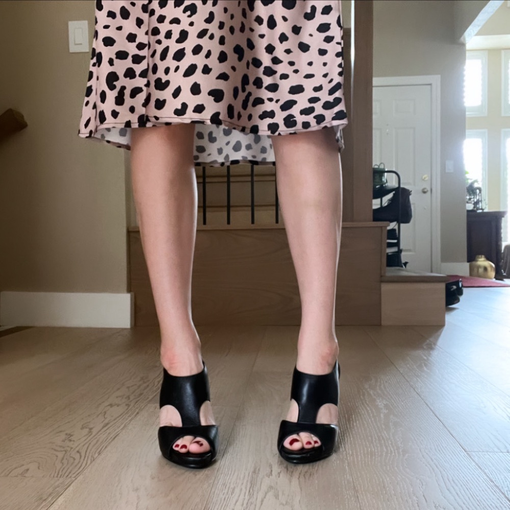 SOFFT Pavia T-strap Peep Toe Heels in Black